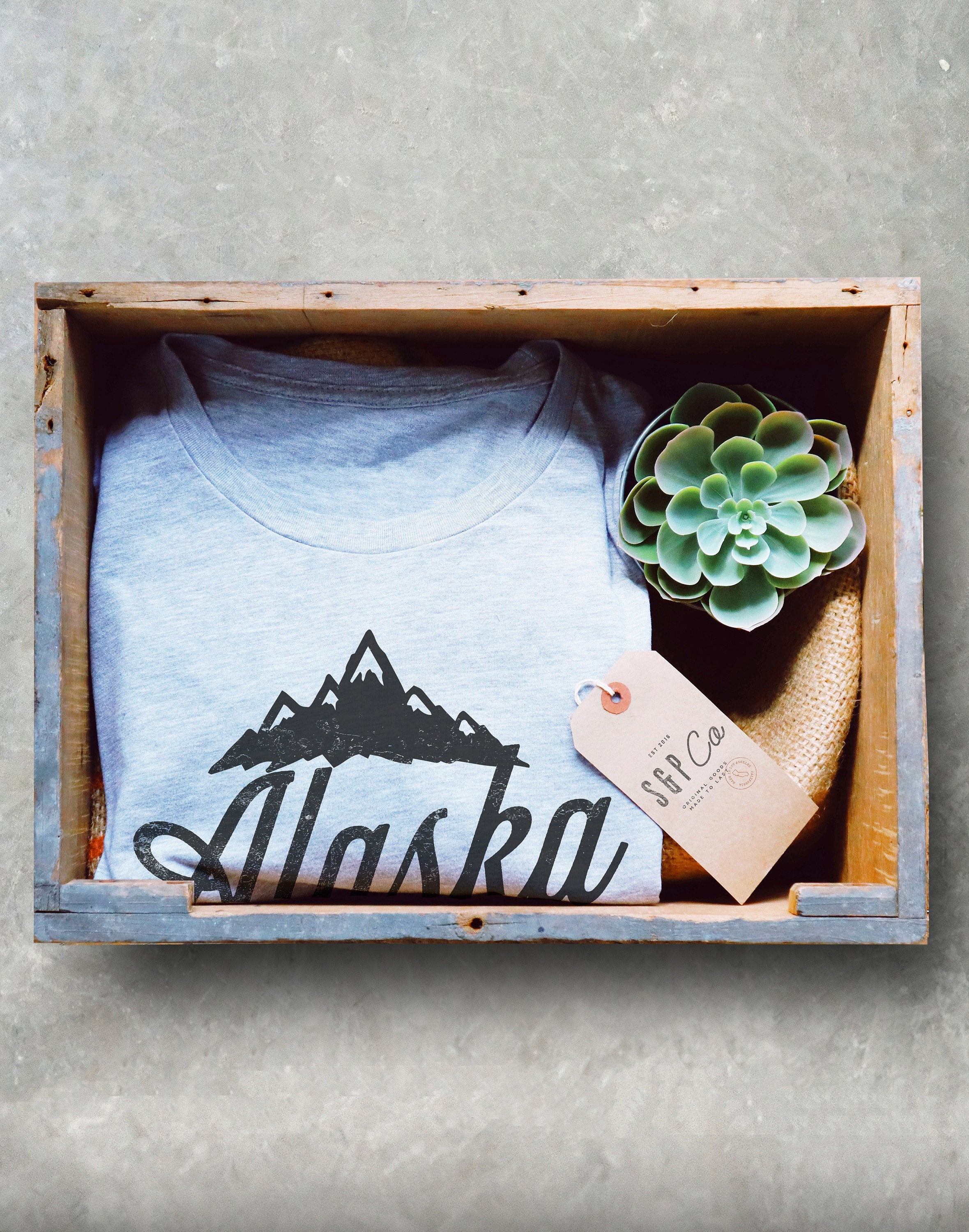 Alaska Is Calling And I Must Go Unisex Shirt - Stag & Peach Co